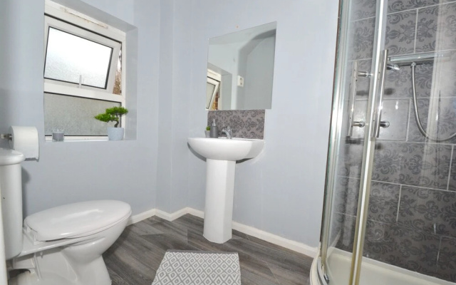Charming 5-bed House in City Center and Car Park