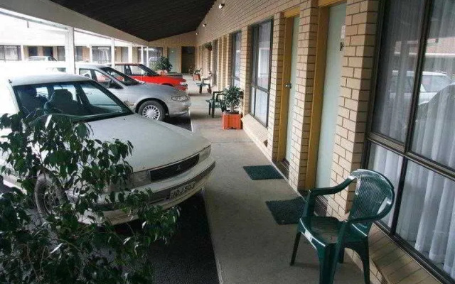 Top Of The Town Motel