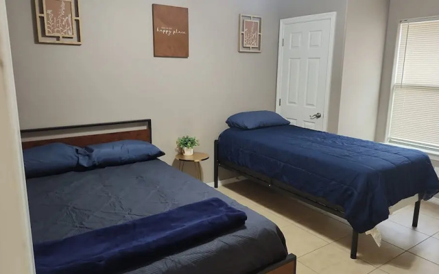 2 Bedrooms Apt Near Univeristy