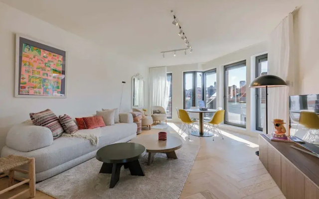The Sassy Summit - Chic Comfort Views Good Vibe