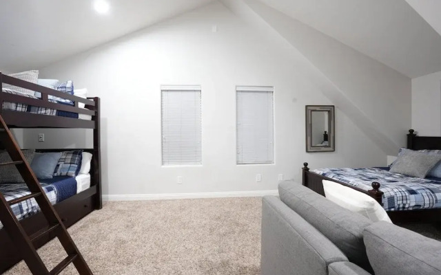Sweet 4 bedroom, 3 bath plus Loft Bedroom, Pool Home