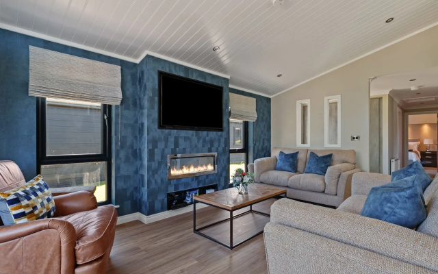 Dewin Bach - Luxury Lodge, Hot Tub, Close to Beach