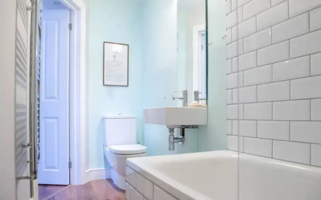 Stylish 2 Bedroom Flat Overlooking The River