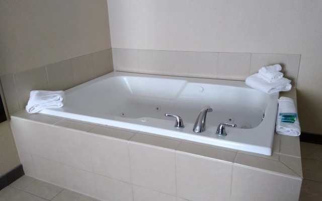 Holiday Inn Express & Suites Waterford