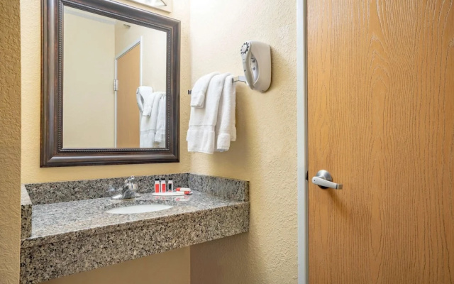 Baymont Inn & Suites Lakeville
