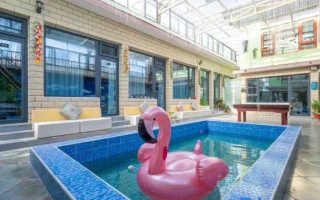 Guanshan Yue  swimming pool  prvate banquet Homestay (Qinglong Gorge)