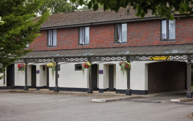 Cross Roads Hotel by Chef and Brewer Collection