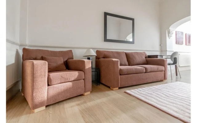 2 Bedroom in Kew Gardens - Clarendon Garden