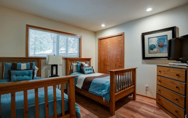 Pet-Friendly 6 Otter Home features Bikes to Explore Sunriver Village by RedAwning