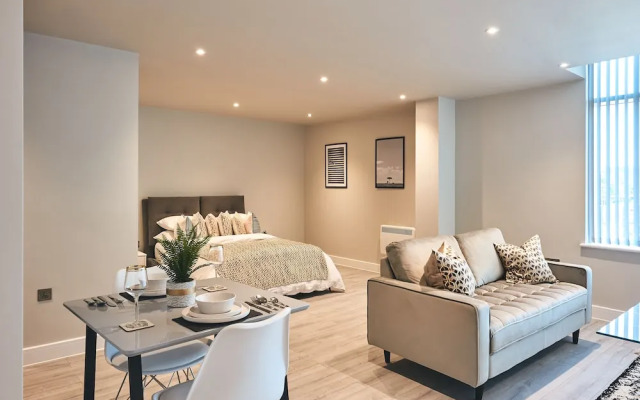 Seven Living Bracknell - Luxurious Chic Studio Apartments