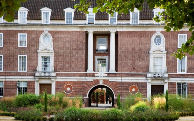 Отель De Vere Devonport House Великобритания, Лондон - отзывы, цены и фото номеров - забронировать отель De Vere Devonport House онлайн вид на фасад