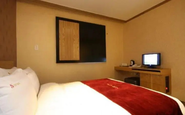 Riverside Cozy Hotel