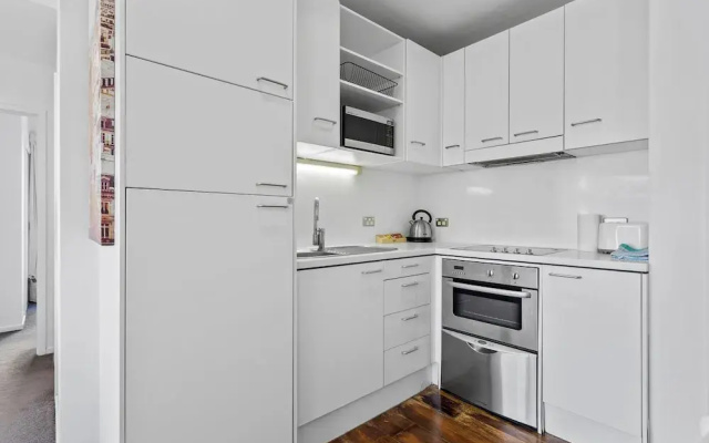 Central Charming 2-Bedroom - Pool & Gym!
