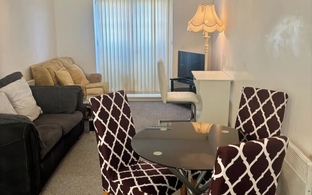 2 Bed Wolverhampton Apartment-sleeps 5