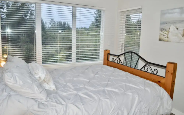 Cozy Creekside Renovated Condo