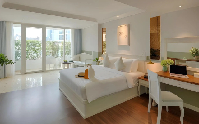 Au Lac Charner Hotel