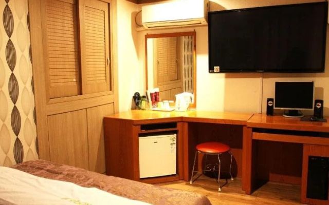 Q Motel