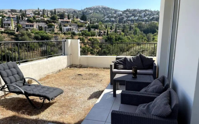 2 bed apt mountains and costal views with pool
