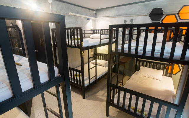 Beehive Phuket Old Town - Hostel