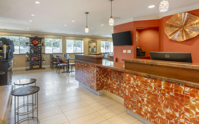 Best Western Plus Airport Plaza