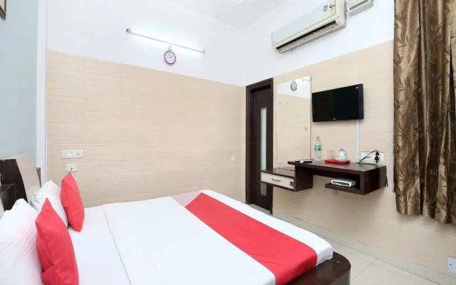 OYO 16441 Hotel Gurjeet