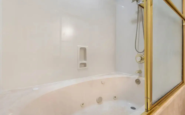 All Fore the Best - Onsite Amenities
