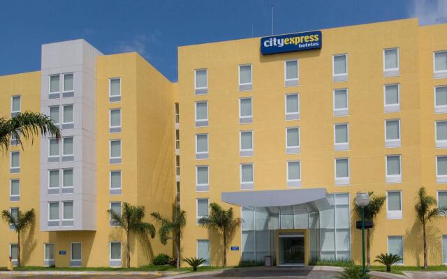 Отель City Express Mazatlán вид на фасад