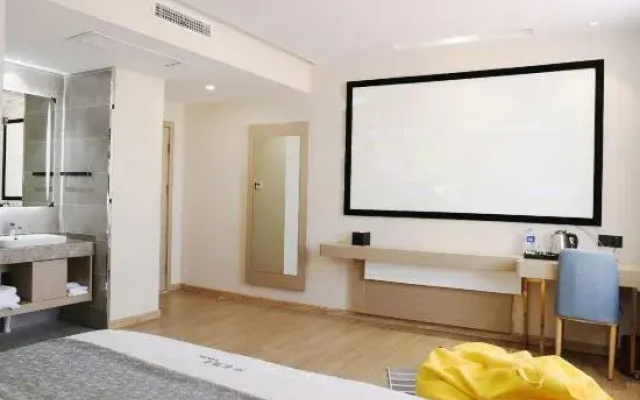 VX Hotel (Nanjing South Railway Station Daming Road Subway Station)