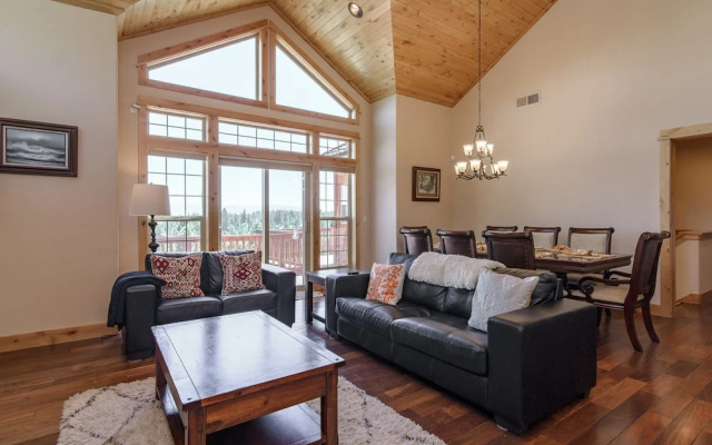Stunning and Spacious in Truckee by RedAwning