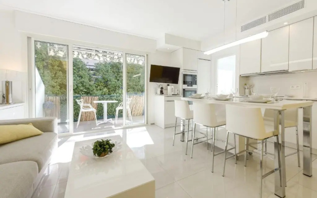 SERRENDY 3 minute-walk to the beaches! Cozy 2-bedroom apartment