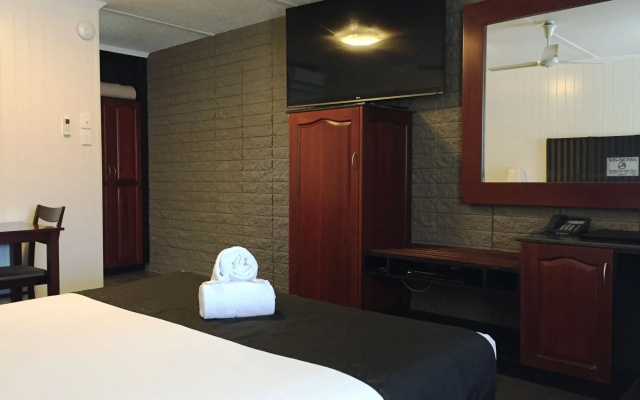 Country Plaza Motor Inn