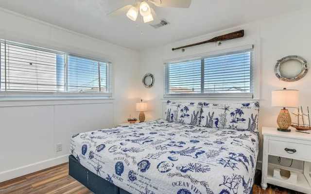 Enjoy the View, Walk to Beach! Galveston Hideaway
