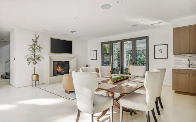 Laurel Canyon - Architectural Modern Estate With Pool & Landscaped Garden
