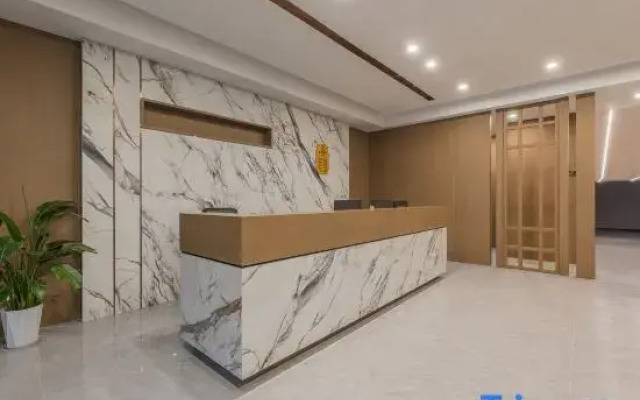 Zhangjiagang Ganrong Shangju Hotel (Jingang Central Plaza)