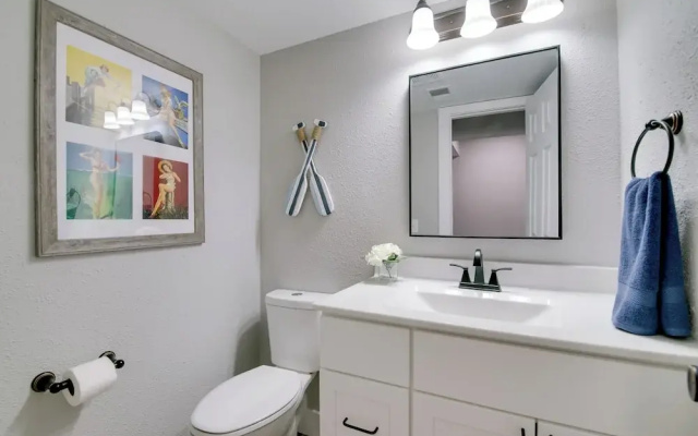 Cheerful Townhouse - Walk to Table Rock Lake!