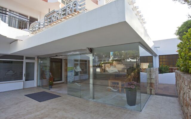 Cala Ferrera Hotel вид на фасад