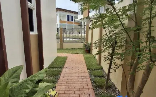 Vacation Home  near Airport and White Sand Beaches