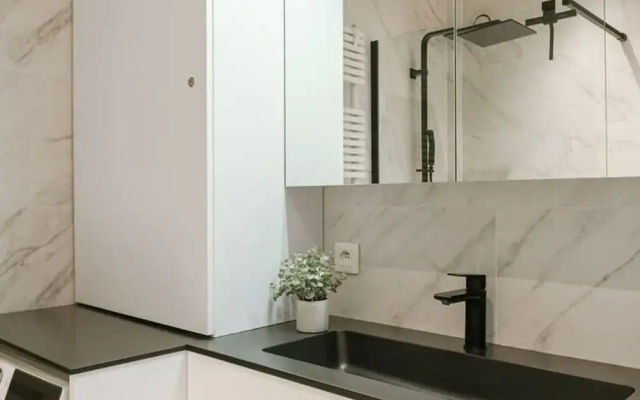 Centrally Located Modern Apartment With Parking