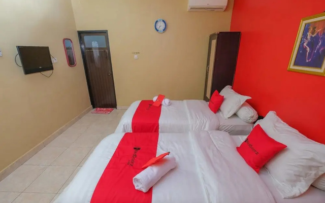 RedDoorz Syariah Near Syamsudin Noor Airport 2