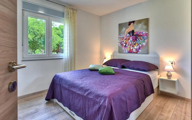 Holiday house Mirna with swimming pool and jacuzzi