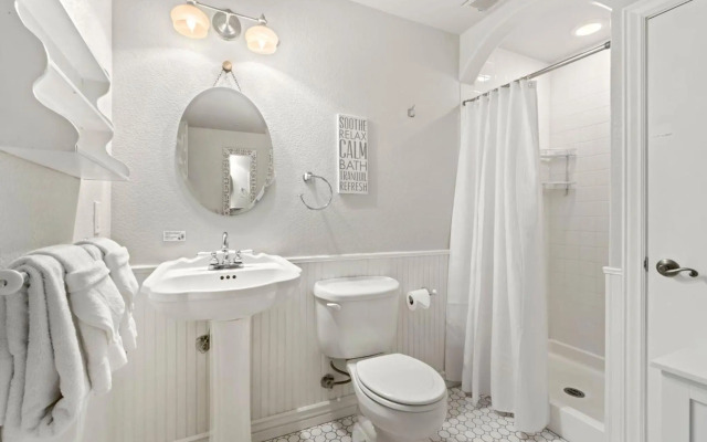 Fabulous Family-friendly Retreat by Windsor Lake!