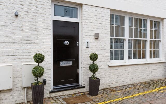 Отель Rare and Gorgeous Hyde Park Mews House Sleeps 8 вид на фасад