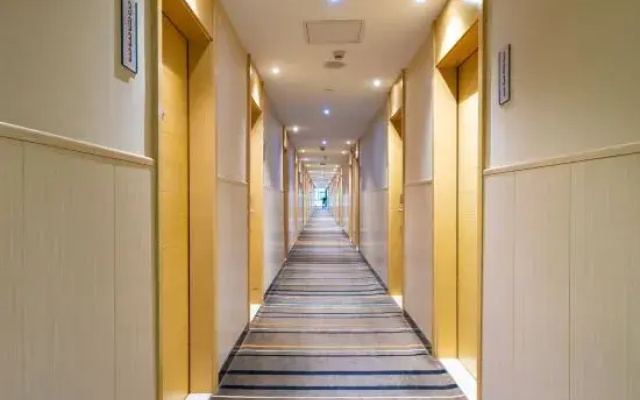 Haipeng Hotel (Shenzhen Xixiang Metro Station)