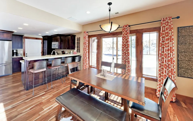 Well-Appointed Gem - 3 Br Townhouse