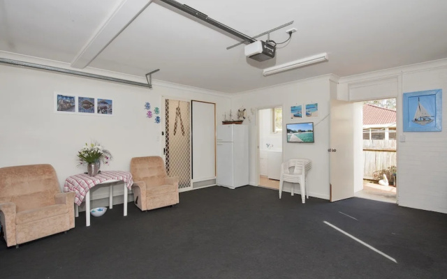 White Waves, 7B Achilles Street