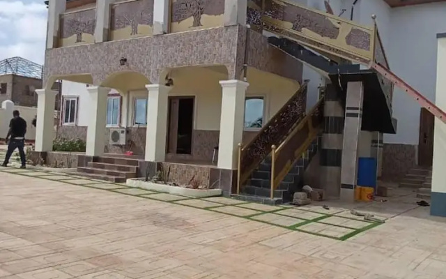 5 Bed House - Sleeps 8 - Wifi - Parking
