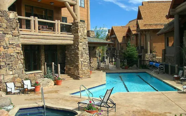 Bearpaw D1 4 Bedroom Condo by RedAwning