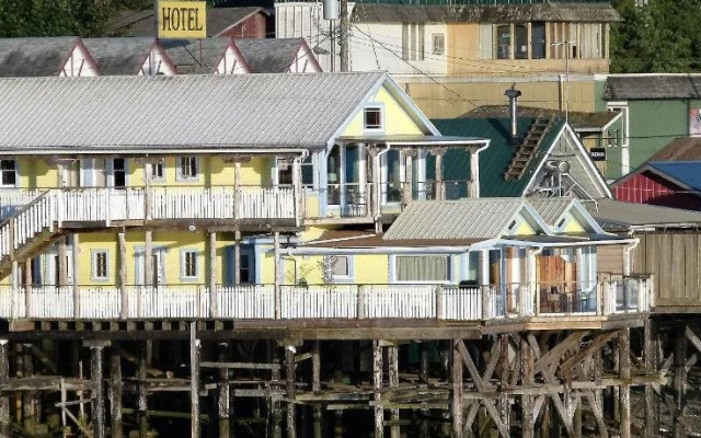 Seine Boat Inn