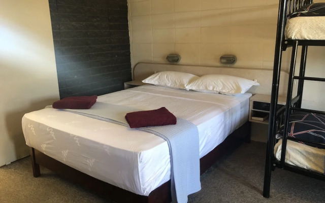 Inland Oasis Motel