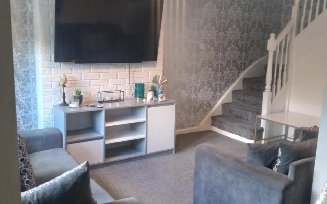 2 Bed House - Sleeps 4 - Pets - Garden - Parking